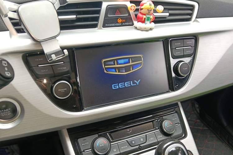 Used Geely Auto Emgrand X7 Sport 2016 1.8TD Automatic Smart Connectivity Version Audio And AC Panel