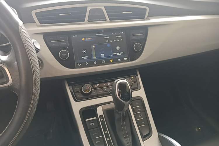 Used Geely Auto Emgrand X7 Sport 2016 1.8TD Automatic Smart Connectivity Version Audio And AC Panel