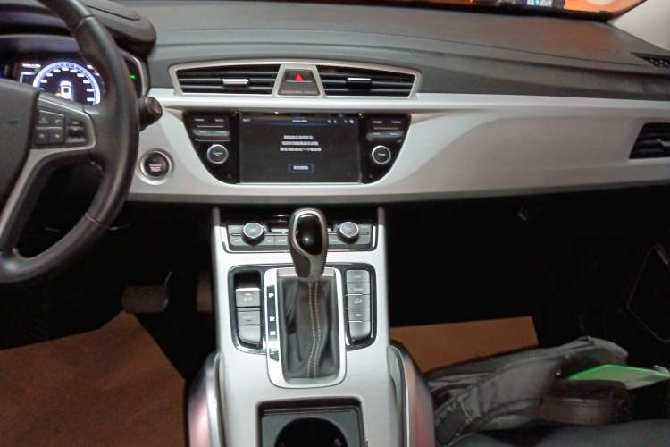 Used Geely Auto Emgrand X7 Sport 2016 1.8TD Automatic Smart Connectivity Version Audio And AC Panel