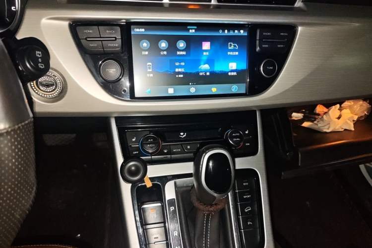 Used Geely Auto Emgrand X7 Sport 2016 1.8TD Automatic Smart Connectivity Version Audio And AC Panel