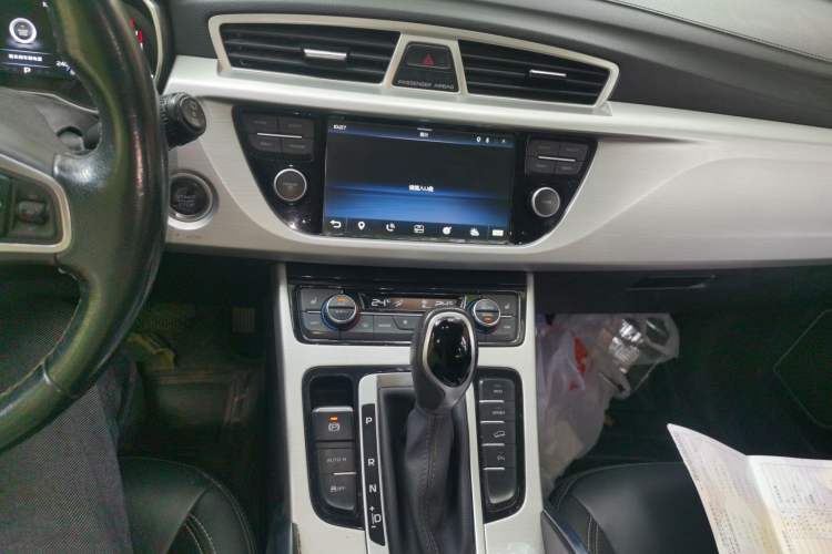 Used Geely Auto Emgrand X7 Sport 2016 1.8TD Automatic Smart Model Audio And AC Panel