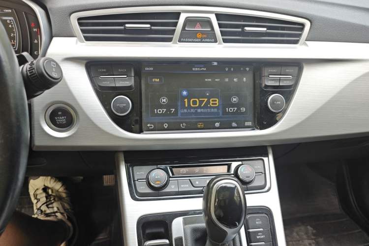 Used Geely Auto Emgrand X7 Sport 2016 1.8TD Automatic Smart Connectivity Version Audio And AC Panel