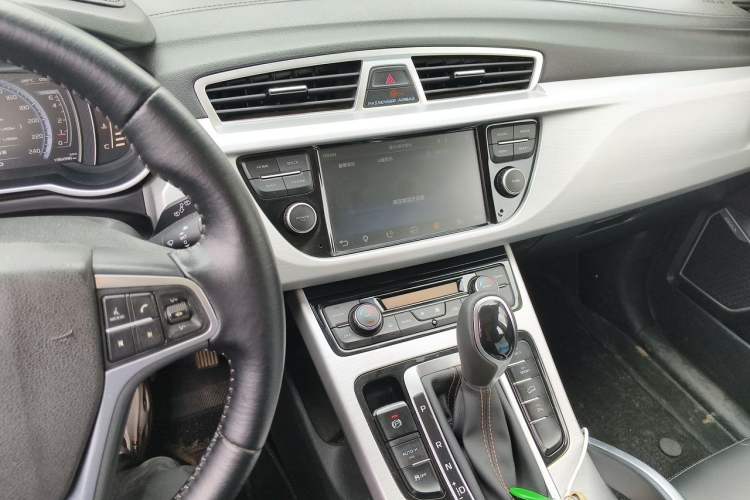 Used Geely Auto Emgrand X7 Sport 2016 1.8TD Automatic Smart Connectivity Version Audio And AC Panel