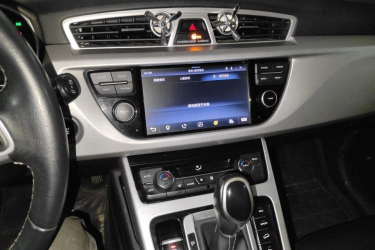 Used Geely Auto Emgrand X7 Sport 2016 1.8TD Automatic Smart Connectivity Version Audio And AC Panel