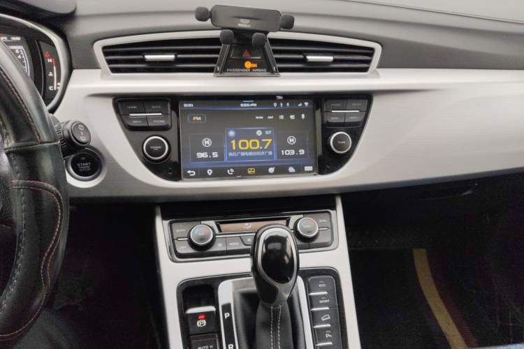 Used Geely Auto Emgrand X7 Sport 2016 1.8TD Automatic Smart Connectivity Version Audio And AC Panel