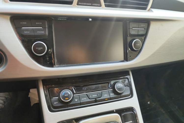 Used Geely Auto Emgrand X7 Sport 2016 2.0L Manual ZhiShang Version Audio And AC Panel