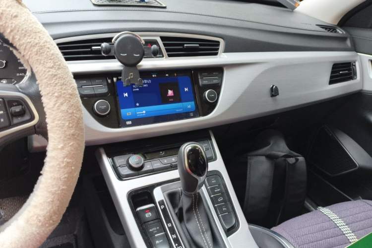 Used Geely Auto Emgrand X7 Sport 2016 1.8TD Automatic Smart Connectivity Version Audio And AC Panel