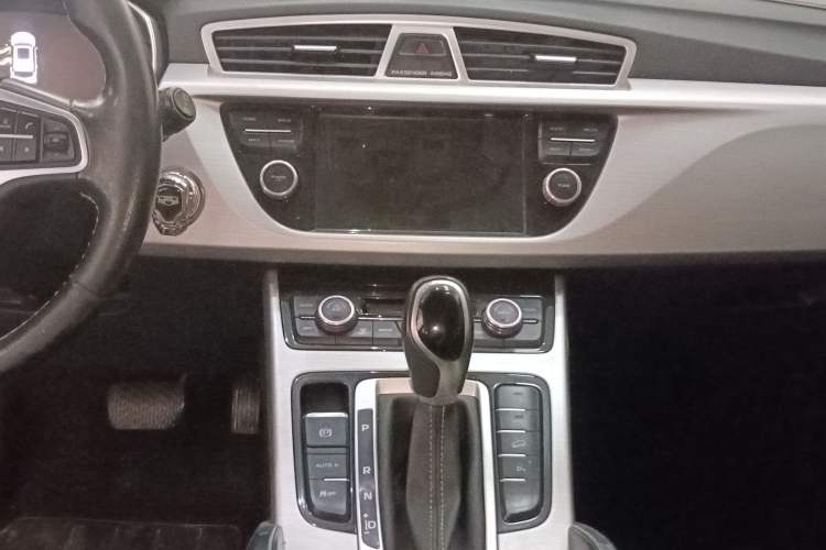 Used Geely Auto Emgrand X7 Sport 2016 1.8TD Automatic Smart Connectivity Version Audio And AC Panel