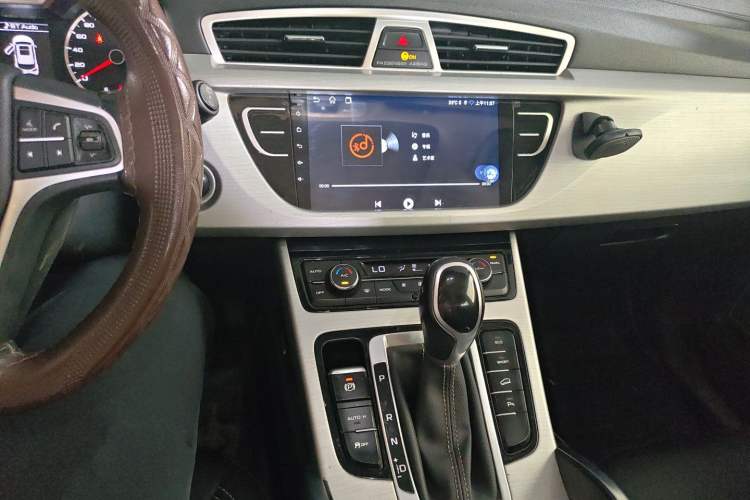 Used Geely Auto Emgrand X7 Sport 2016 1.8TD Automatic Smart Connectivity Version Audio And AC Panel