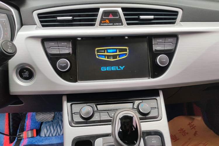Used Geely Auto Emgrand X7 Sport 2016 1.8TD Automatic Smart Connectivity Version Audio And AC Panel