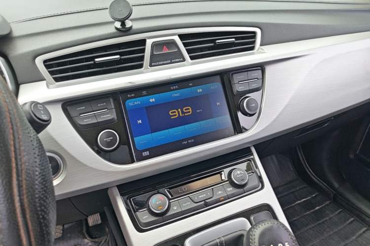 Used Geely Auto Emgrand X7 Sport 2016 2.0L Manual ZhiShang Version Audio And AC Panel