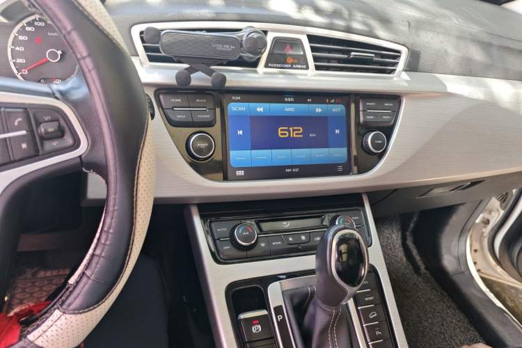 Used Geely Auto Emgrand X7 Sport 2016 1.8TD Automatic Smart Connectivity Version Audio And AC Panel
