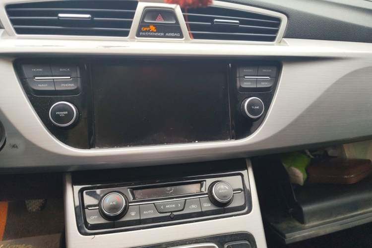 Used Geely Auto Emgrand X7 Sport 2016 2.0L Manual ZhiShang Version Audio And AC Panel