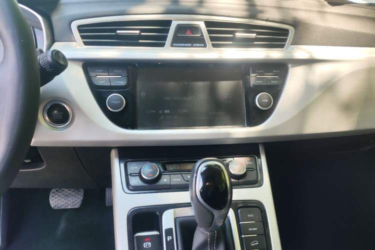 Used Geely Auto Emgrand X7 Sport 2016 1.8TD Automatic Smart Connectivity Version Audio And AC Panel