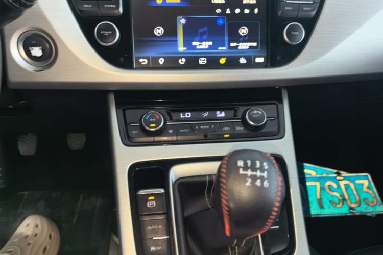 Used Geely Auto Emgrand X7 Sport 2016 2.0L Manual Smart Connect Version Audio And AC Panel