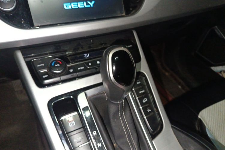 Used Geely Auto Emgrand X7 Sport 2016 1.8TD Automatic Smart Connectivity Version Audio And AC Panel