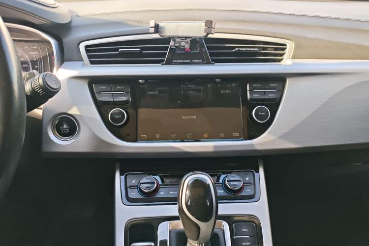Used Geely Auto Emgrand X7 Sport 2016 1.8TD Automatic Smart Model Audio And AC Panel