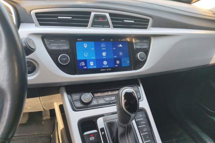 Used Geely Auto Emgrand X7 Sport 2016 1.8TD Automatic Smart Connectivity Version Audio And AC Panel