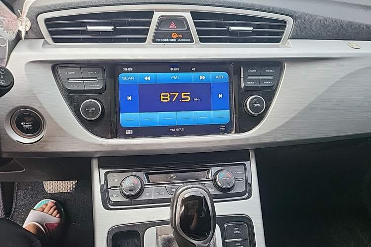 Used Geely Auto Emgrand X7 Sport 2016 1.8TD Automatic ZhiShang Model Audio And AC Panel