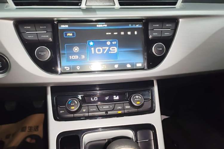 Used Geely Auto Emgrand X7 Sport 2016 2.0L Manual ZhiShang Version Audio And AC Panel