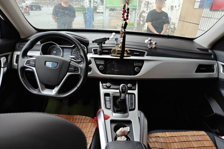Used Geely Auto Emgrand X7 Sport 2016 2.0L Manual ZhiShang Version Center Console