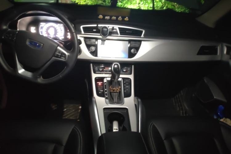 Used Geely Auto Emgrand X7 Sport 2016 1.8TD Automatic Smart Model Center Console