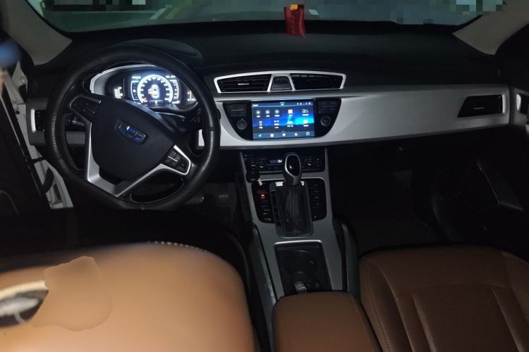 Used Geely Auto Emgrand X7 Sport 2016 1.8TD Automatic Smart Connectivity Version Center Console