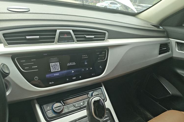 Used Geely Auto Emgrand X7 Sport 2016 1.8TD Automatic ZhiZun Version Center Console