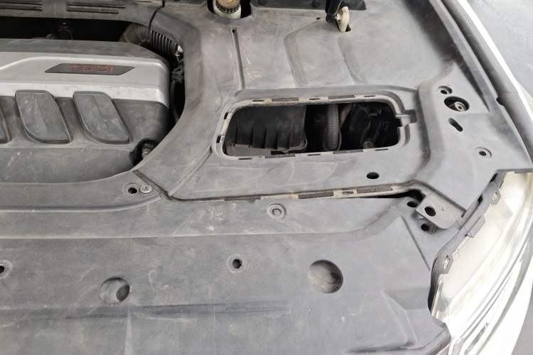 Used Geely Auto Emgrand X7 Sport 2016 1.8TD Automatic ZhiShang Model Engine Bay Left