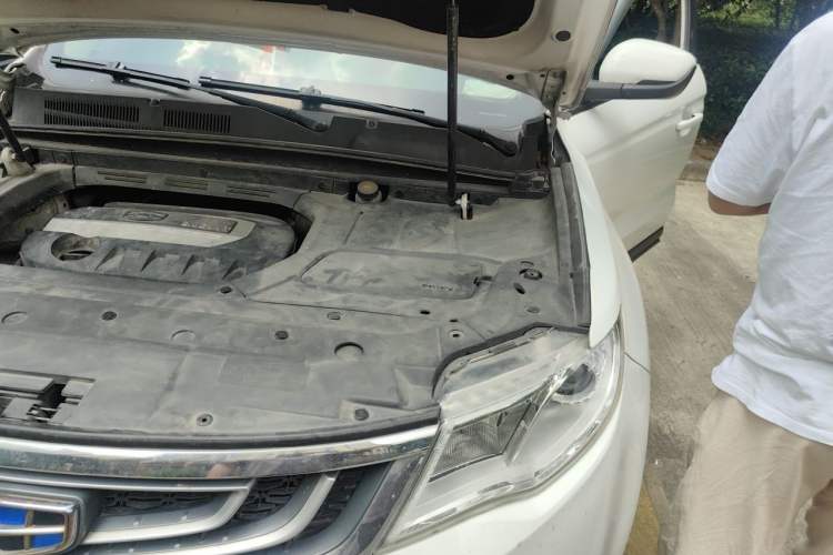 Used Geely Auto Emgrand X7 Sport 2016 2.0L Manual ZhiShang Version Engine Bay Left