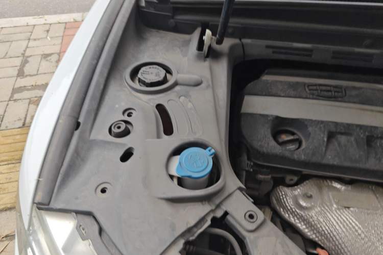 Used Geely Auto Emgrand X7 Sport 2016 2.0L Manual ZhiShang Version Engine Bay Right