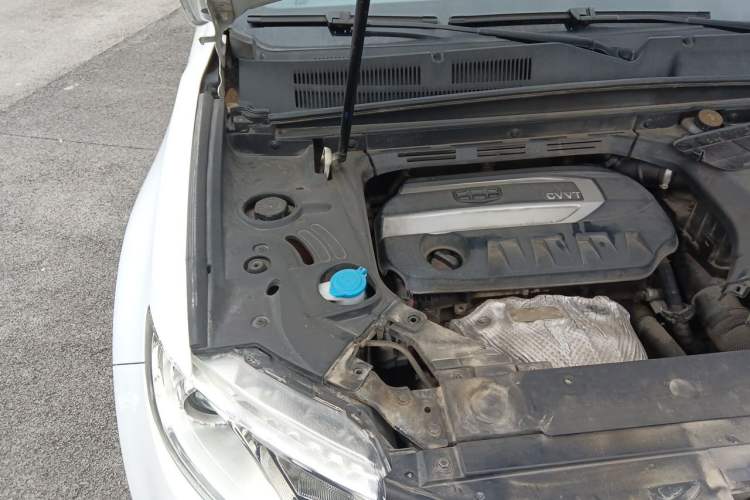 Used Geely Auto Emgrand X7 Sport 2016 2.0L Manual ZhiShang Version Engine Bay Right