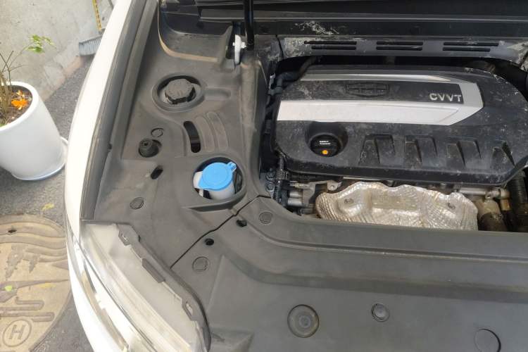 Used Geely Auto Emgrand X7 Sport 2016 2.0L Manual ZhiShang Version Engine Bay Right