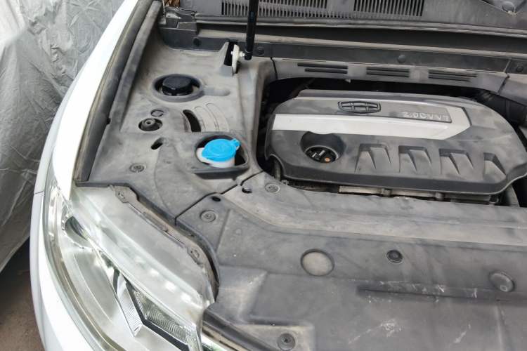 Used Geely Auto Emgrand X7 Sport 2016 2.0L Manual ZhiShang Version Engine Bay Right