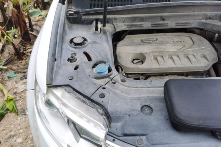 Used Geely Auto Emgrand X7 Sport 2016 2.0L Manual ZhiShang Version Engine Bay Right