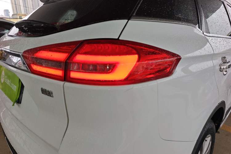 Used Geely Auto Emgrand X7 Sport 2016 2.0L Manual ZhiShang Version Exterior 3