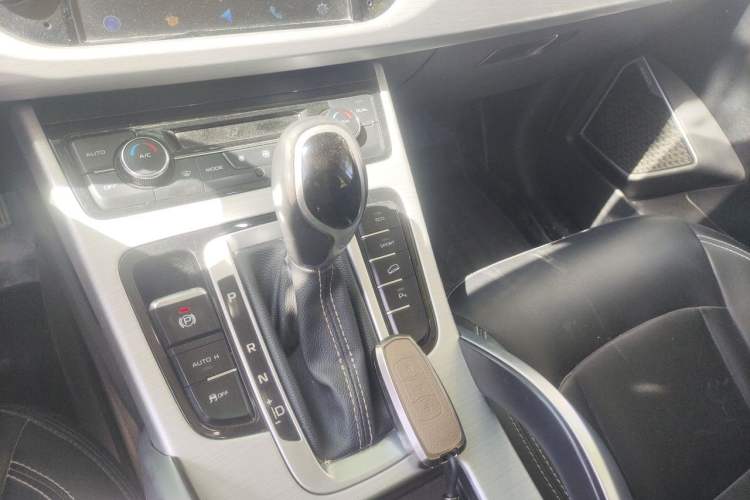 Used Geely Auto Emgrand X7 Sport 2016 1.8TD Automatic Smart Connectivity Version Gear Lever