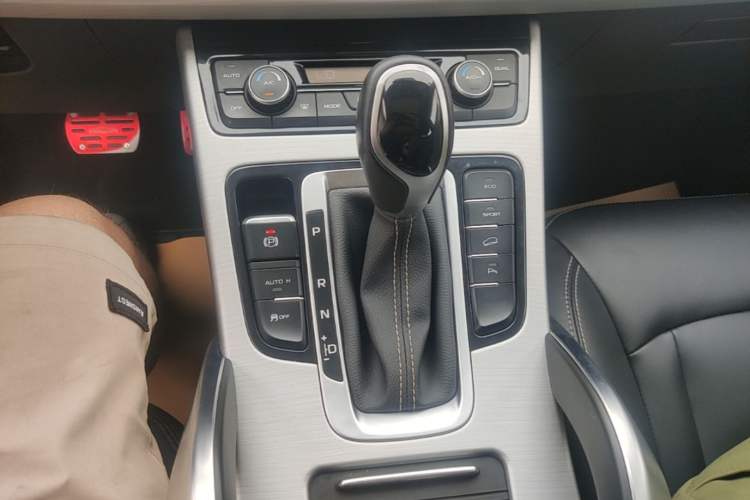 Used Geely Auto Emgrand X7 Sport 2016 1.8TD Automatic Smart Connectivity Version Gear Lever