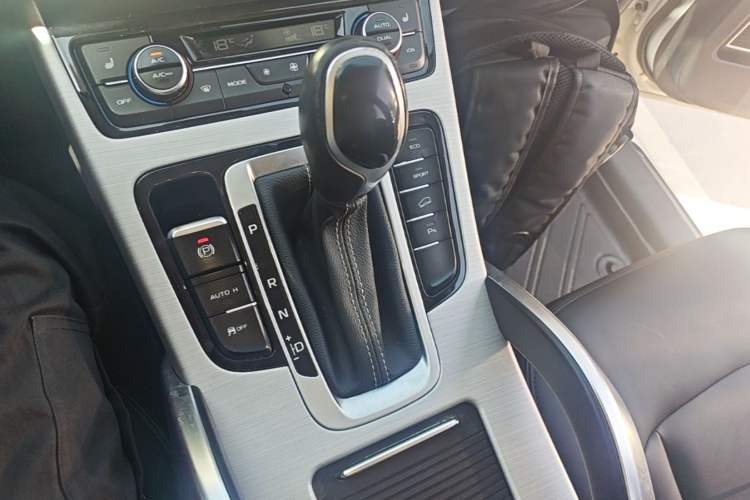 Used Geely Auto Emgrand X7 Sport 2016 1.8TD Automatic Smart Model Gear Lever