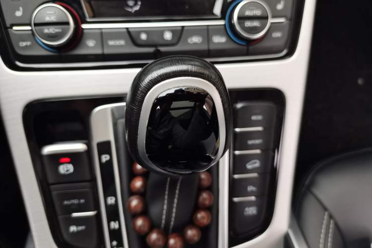 Used Geely Auto Emgrand X7 Sport 2016 1.8TD Automatic All-Wheel Drive Smart Version Gear Lever