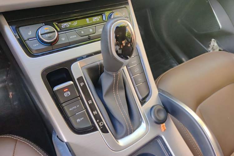 Used Geely Auto Emgrand X7 Sport 2016 1.8TD Automatic ZhiZun Version Gear Lever