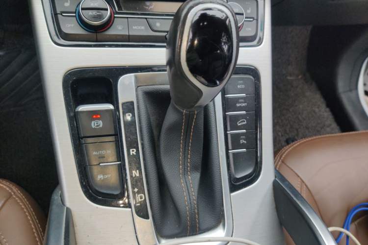 Used Geely Auto Emgrand X7 Sport 2016 1.8TD Automatic Smart Model Gear Lever