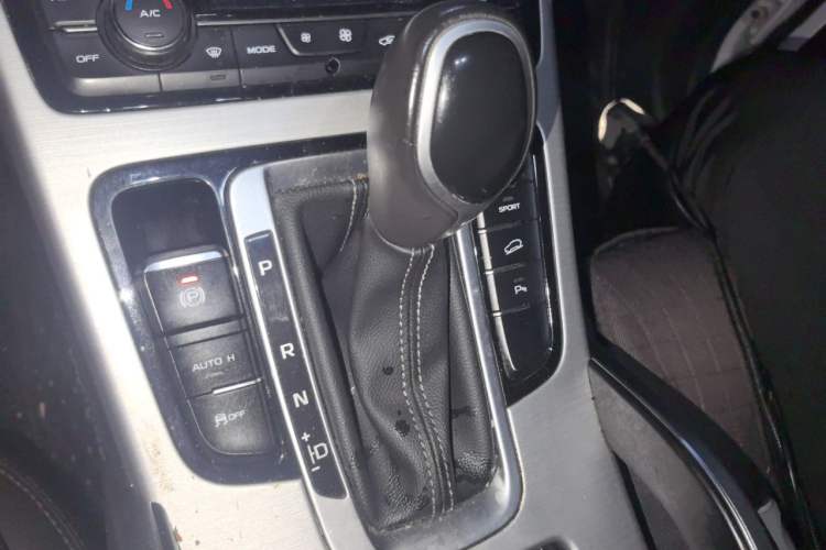 Used Geely Auto Emgrand X7 Sport 2016 1.8TD Automatic Smart Connectivity Version Gear Lever