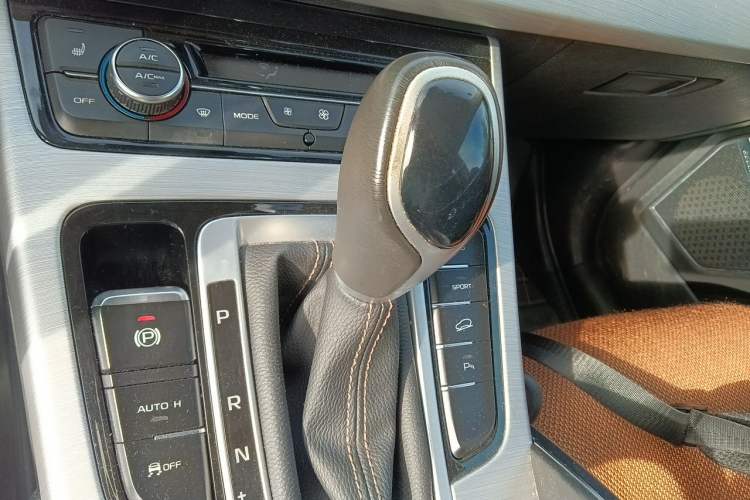 Used Geely Auto Emgrand X7 Sport 2016 1.8TD Automatic ZhiZun Version Gear Lever