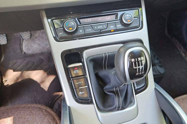 Used Geely Auto Emgrand X7 Sport 2016 2.0L Manual Smart Connect Version Gear Lever
