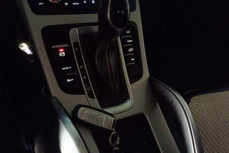 Used Geely Auto Emgrand X7 Sport 2016 1.8TD Automatic Smart Connectivity Version Gear Lever