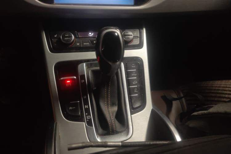 Used Geely Auto Emgrand X7 Sport 2016 1.8TD Automatic ZhiZun Version Gear Lever