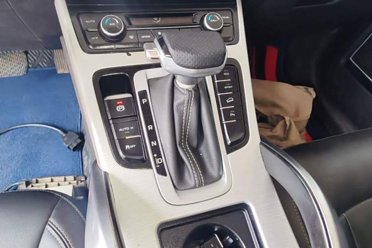Used Geely Auto Emgrand X7 Sport 2016 1.8TD Automatic Smart Connectivity Version Gear Lever