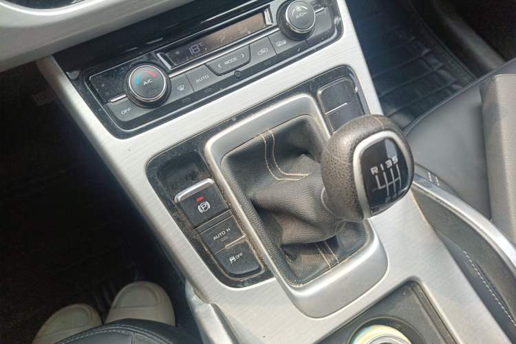 Used Geely Auto Emgrand X7 Sport 2016 2.0L Manual Smart Connect Version Gear Lever