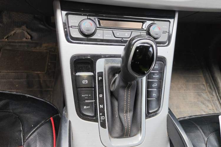 Used Geely Auto Emgrand X7 Sport 2016 1.8TD Automatic Smart Connectivity Version Gear Lever